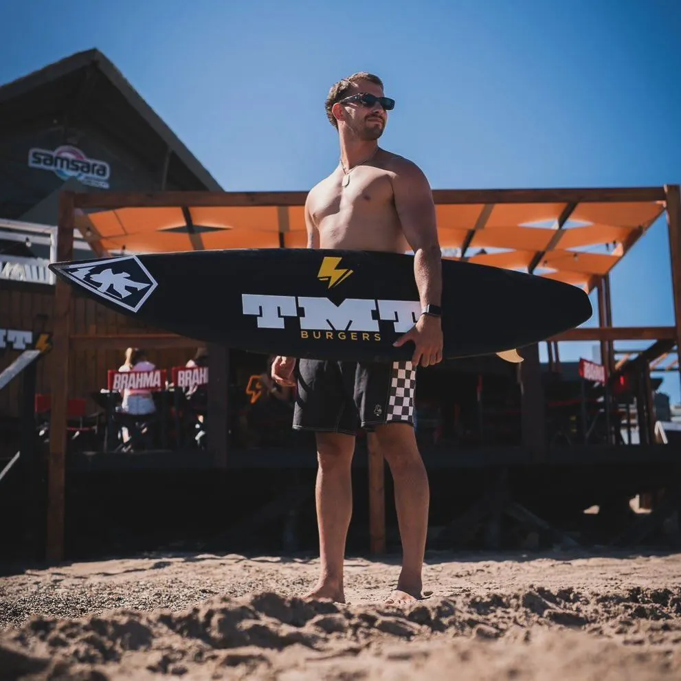 Uno de los socios de TMT en el chiringo de Samsara Beach, enero 2022